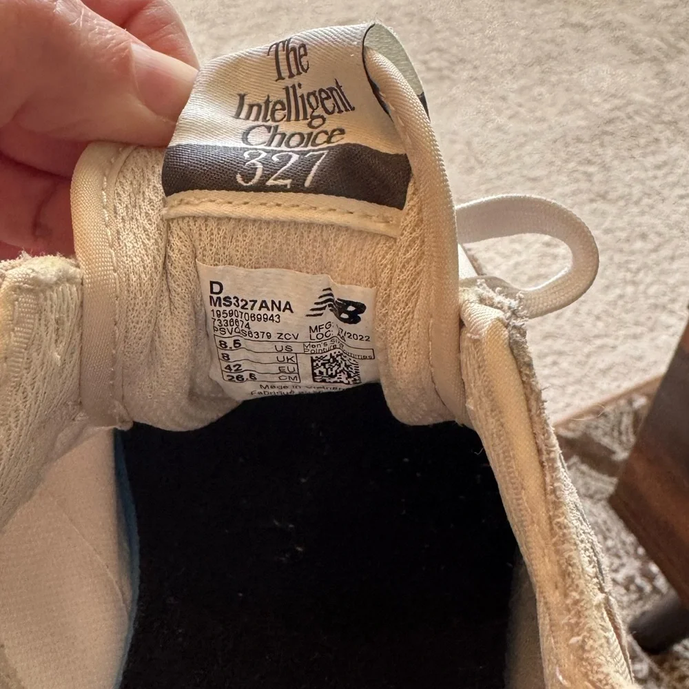 New Balance 327 off White Sneakers
Men’s 8.5 Women’s 10 - Picture 7 of 7